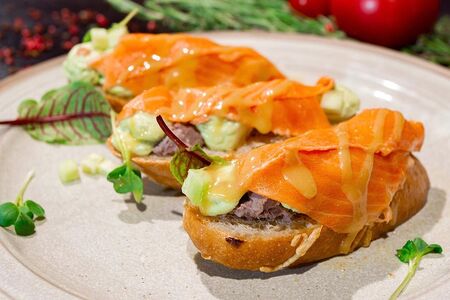 Брускетта с диким лососем