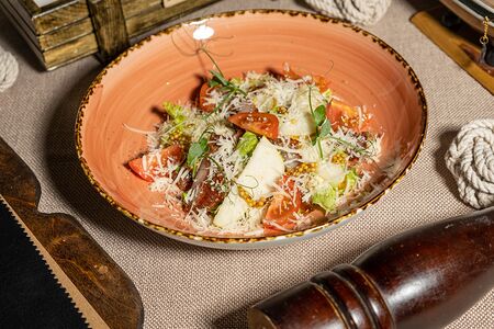 Салат с вяленым мясом и сыром пармезан