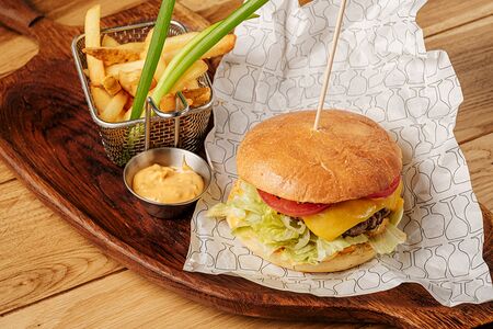 Брюггер с котлетой из говядины и картофелем фри