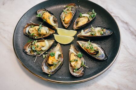 Мидии в сливочном соусе с гренками