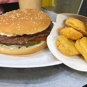 Чикенбургер и наггетсы