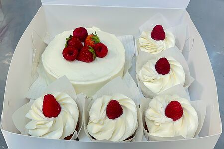 Набор Бенто-торт и трайфлы клубника-малина