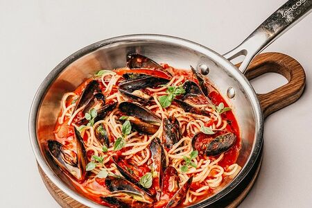 Спагетти с мидиями в томатном соусе с базиликом