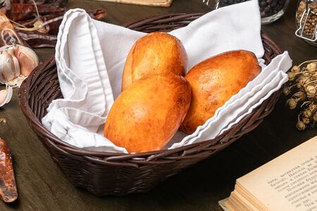 Маленький пирожок с капустой