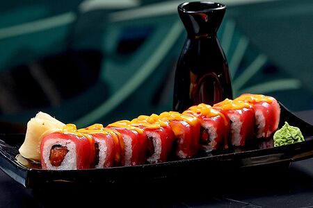 Ролл с тунцом и манго