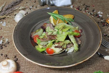 Салат тёплый с уткой