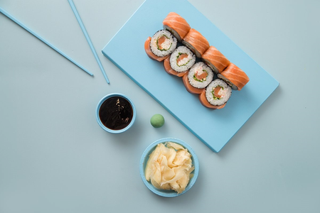 Ролл с лососем и шпинатом