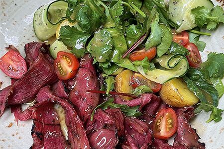 Салат с пастрами гриль