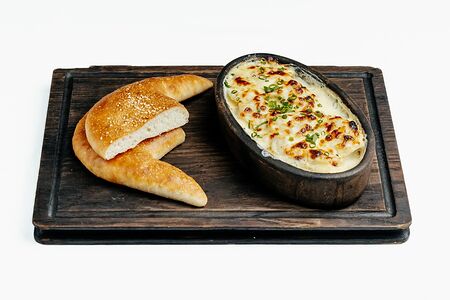 Пельмени из кролика запеченные в сметанном соусе с сыром