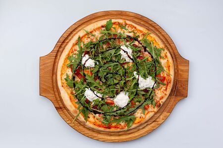 Пицца с 3 видами томатов и сыром страчателла