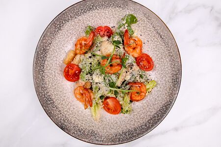 Салат Цезарь с креветками