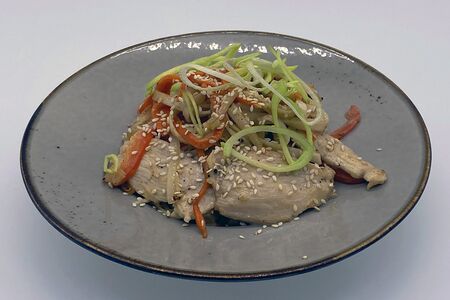 Удон с курицей в ореховом соусе