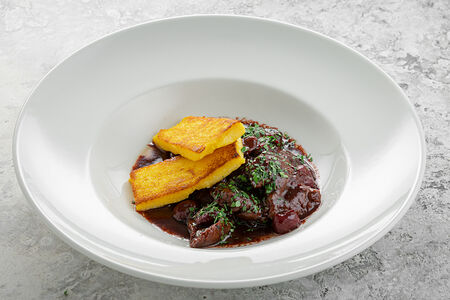 Печень кролика с вишневым соусом и полентой