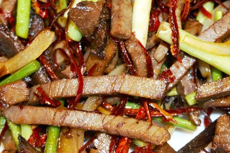 Говядина, жаренная на сильном огне с острым перцем