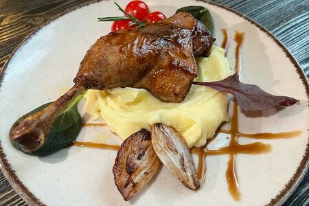 Утиная ножка с картофельным пюре