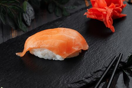 Суши с лососем