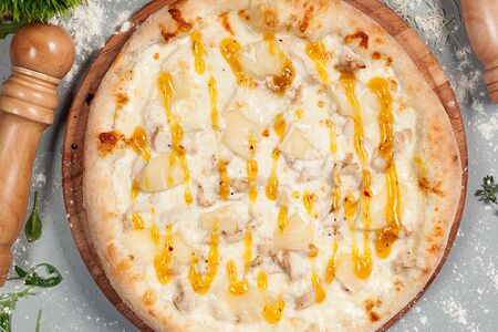 Пицца с курицей и ананасами на тонком тесте