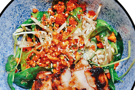 Салат с курицей и шпинатом