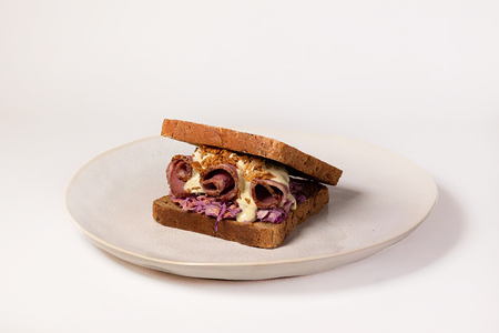 Сэндвич c пастрами и салатом Коул Слоу регион