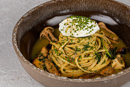 Лингвини с лисичками, опятами и рикоттой