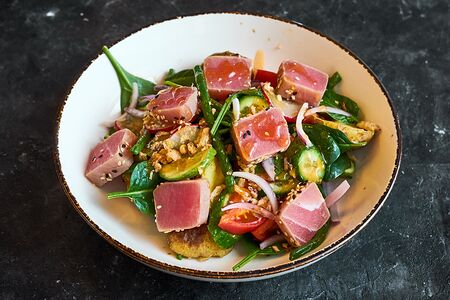 Салат с тунцом гриль