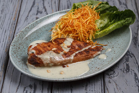 Куриная грудка в соусе блю чиз