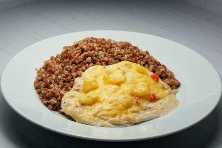 Филе куриное с ананасом, помидором и сыром