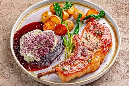 Стейк из cвинoй корейки Томагавк в мясной глазури, с муссом из хрена с печеным картофелем