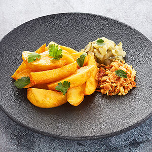 Картофель запечённый, соленые огурцы, лук фри и зелень