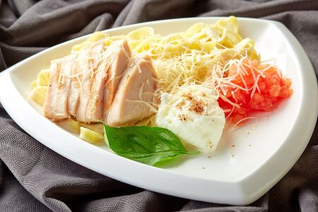 Паста с цыпленком и помидорами конкассе