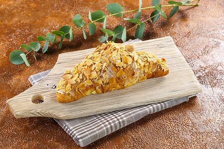 Круассан с миндалем