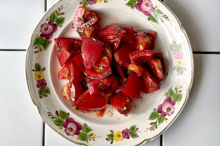 Салат из свежих помидоров