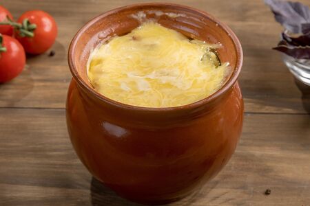 Тушеная курица с овощами в горшочке