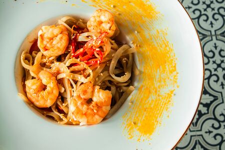 Вок с креветкой