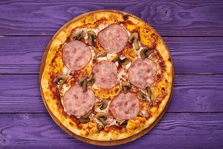 Пицца с ветчиной и грибами