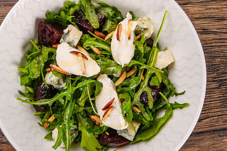 Салат с рукколой, свеклой, горгонзолой и рикоттой