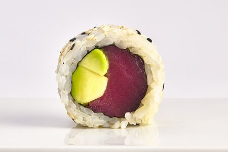 Урамаки ролл Tuna avocado