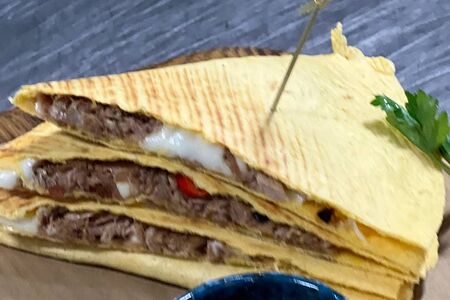 Кесадилья с рваной свининой