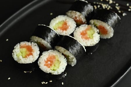 Маки лосось огурец