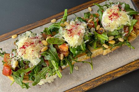 Брускетта со страчателлой, томатами и рукколой