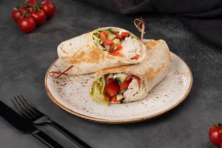 Ролл с курицей и овощами