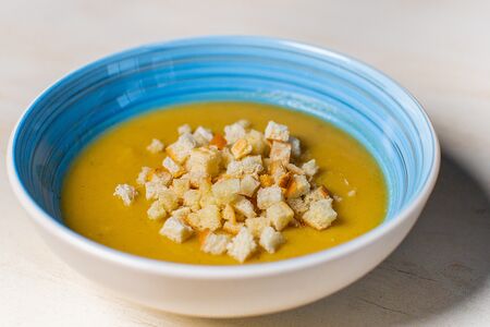 Суп-пюре овощной с гренками