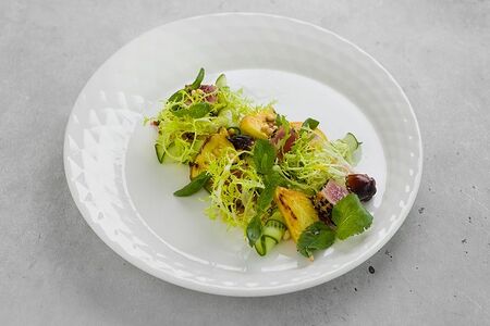 Салат с тунцом, карамелью и ананасом