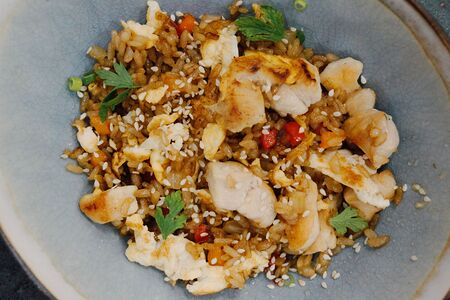 Жареный рис с цыпленком и овощами