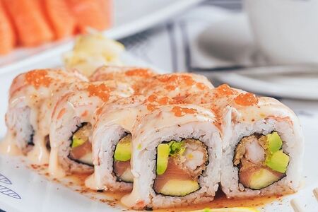 Ролл Калифорния праунс нигири