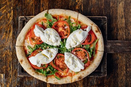 Пиццета с бурратой и томатами