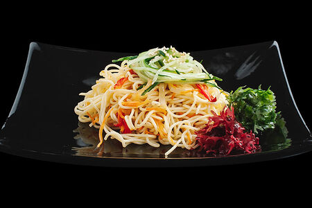 Лапша яичная с овощами