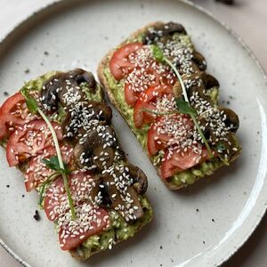 Тосты с авокадо и грибами