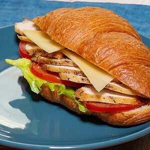 Круассан с куриной грудкой и соусом Цезарь