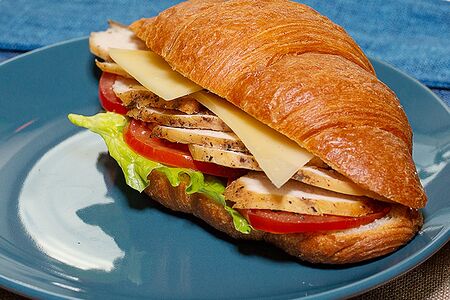 Круассан с куриной грудкой и соусом Цезарь